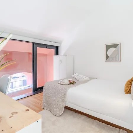 Stylish Open-plan Flat With Swimming Pool By Hostwise