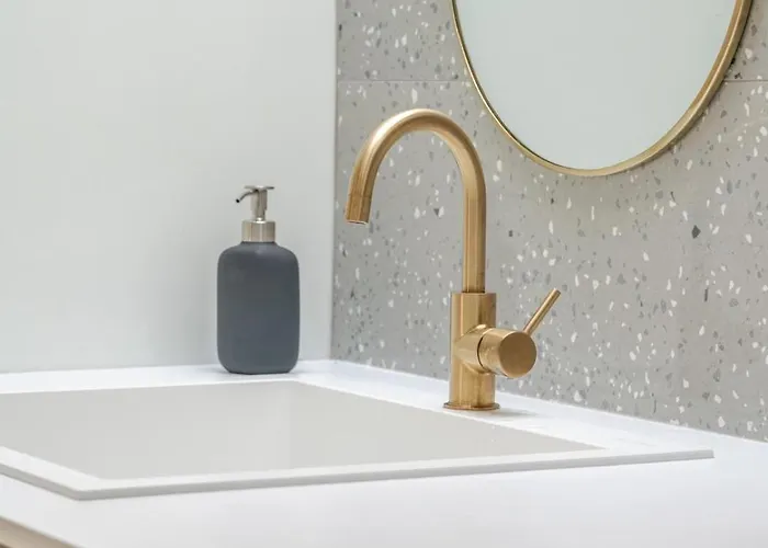 Stylish Open-plan Flat With Swimming Pool By Hostwise