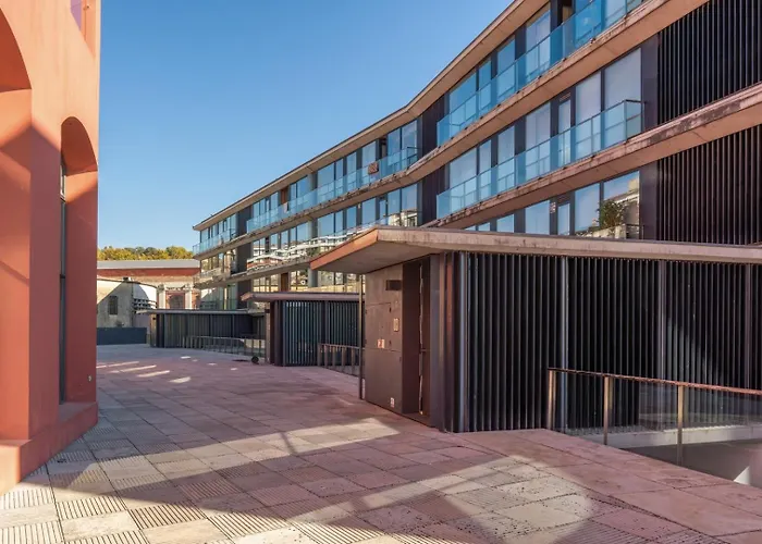 Stylish Open-plan Flat With Swimming Pool By Hostwise