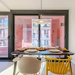 Stylish Open-plan Flat With Swimming Pool By Hostwise