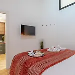 Stylish Open-plan Flat With Swimming Pool By Hostwise *