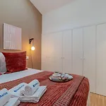 아파트 Stylish Open-plan Flat With Swimming Pool By Hostwise *