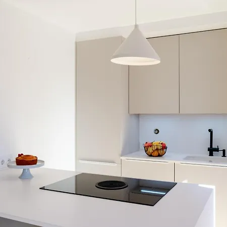 Stylish Open-plan Flat With Swimming Pool By Hostwise