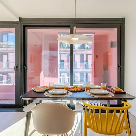 Stylish Open-plan Flat With Swimming Pool By Hostwise