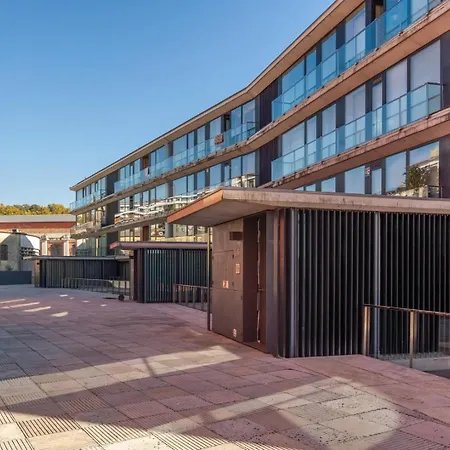 Stylish Open-plan Flat With Swimming Pool By Hostwise