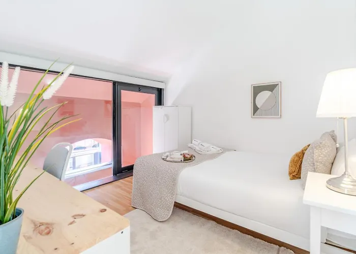 Stylish Open-plan Flat With Swimming Pool By Hostwise