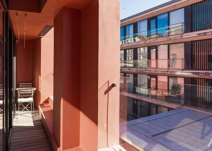 Stylish Open-plan Flat With Swimming Pool By Hostwise *