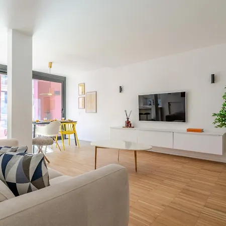 Stylish Open-plan Flat With Swimming Pool By Hostwise