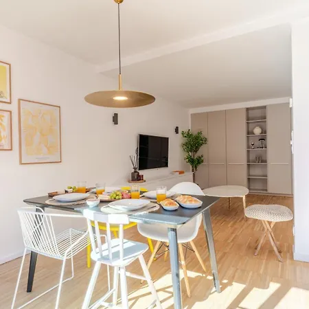 Stylish Open-plan Flat With Swimming Pool By Hostwise