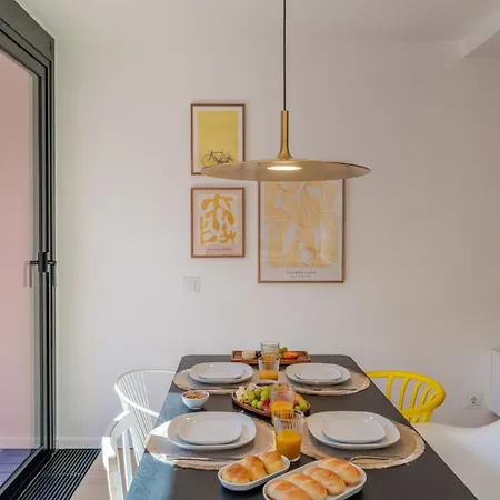 Stylish Open-plan Flat With Swimming Pool By Hostwise *