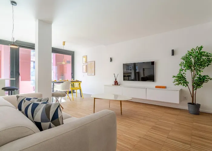 Stylish Open-plan Flat With Swimming Pool By Hostwise