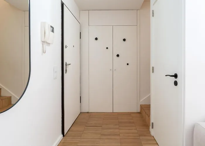 Stylish Open-plan Flat With Swimming Pool By Hostwise *